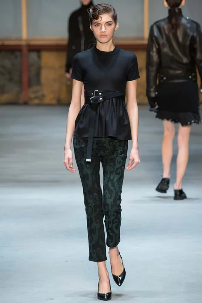 Look 16